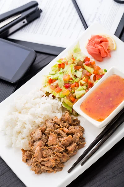 사무실에서 빠른 아시아 스타일 점심 식사 — 스톡 사진