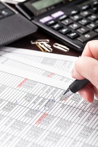 Zakelijke vrouw werkt met documenten in functie — Stockfoto