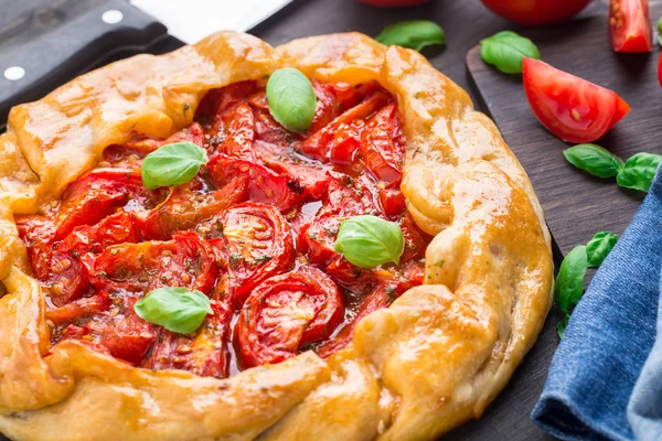 Galette with tomato and basil — Stock Photo, Image