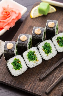 Chuka salatası suşi rulo