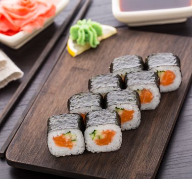 Somon ve salatalıklı suşi.