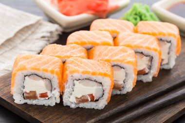 Suşi rulo somon ve karides
