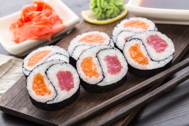 Yin yang futomaki ton balığı ve somon ile