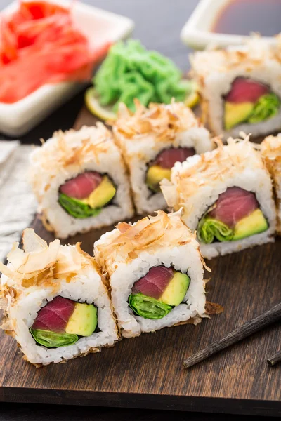 Rolo de sushi com atum — Fotografia de Stock