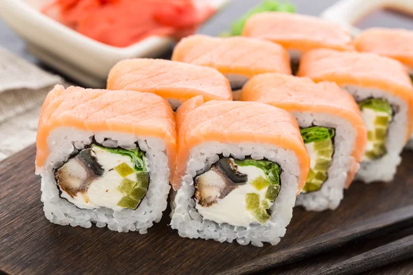 Rolo de sushi com salmão e enguia — Fotografia de Stock