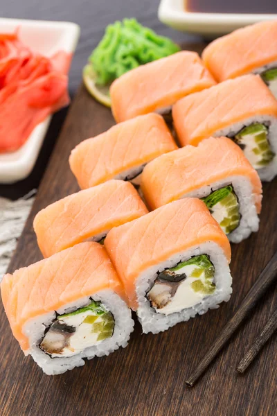 Sushi rolka s lososem a úhořem — Stock fotografie