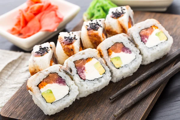 Rolo de sushi com salmão, atum e enguia — Fotografia de Stock