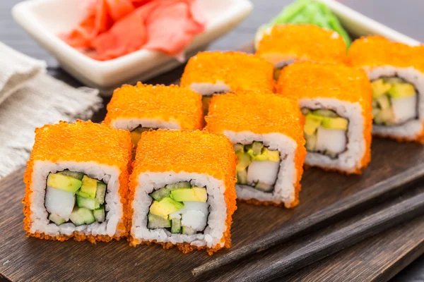 Rolo de sushi com tobico e abacate — Fotografia de Stock