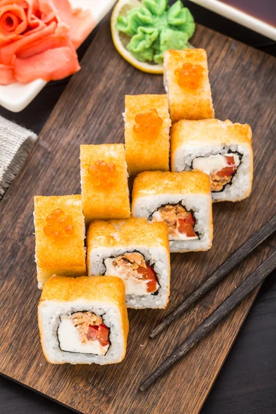 Rolo de sushi frito com teriyaki de salmão — Fotografia de Stock