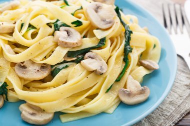 Mantarlı ıspanaklı makarna