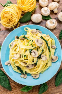 Mantarlı ıspanaklı makarna