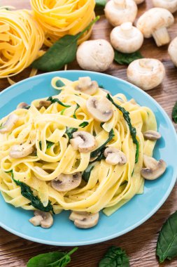 Mantarlı ıspanaklı makarna