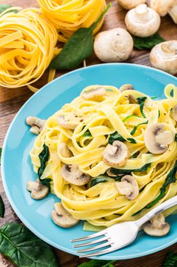 Mantarlı ıspanaklı makarna