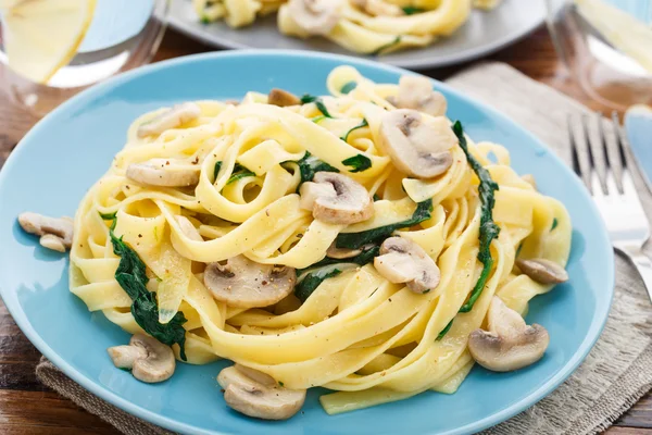 Champiñones Pasta de espinacas —  Fotos de Stock