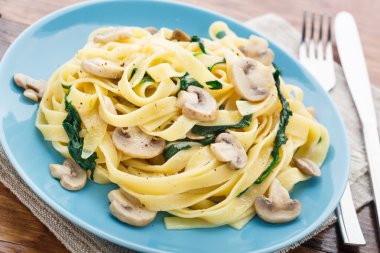 Mantarlı ıspanaklı makarna