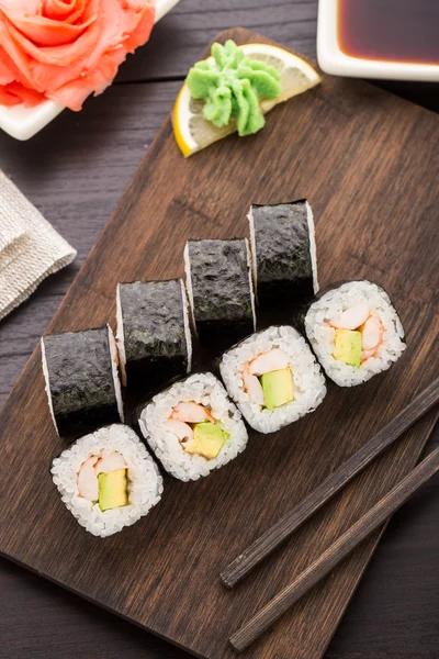 Rulouri de sushi cu creveți și avocado — Fotografie, imagine de stoc