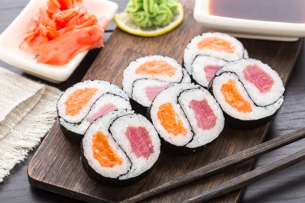 Yin yang futomaki com atum e salmão — Fotografia de Stock