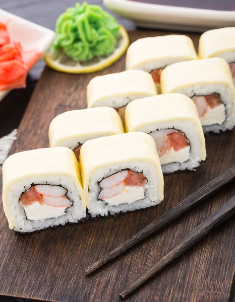 Rolos de sushi com camarões e queijo cheddar — Fotografia de Stock