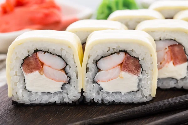 Rollos de sushi con gambas y queso cheddar —  Fotos de Stock
