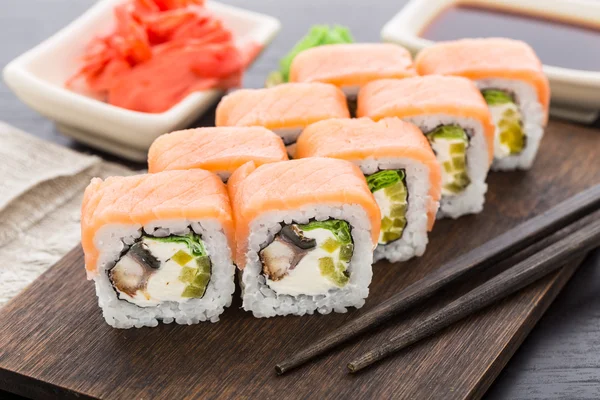 Rolo de sushi com salmão e enguia — Fotografia de Stock