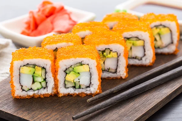 Sushi roll med tobico og avocado - Stock-foto