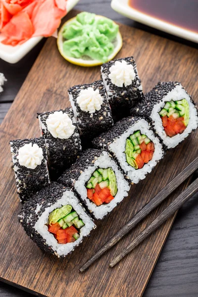 Sushi roll med laks og rejer - Stock-foto