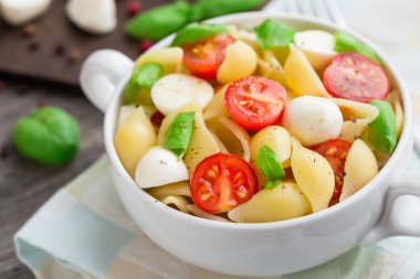 Pasta mozzarella ve domates ile