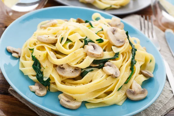 Fettuccine ıspanak ve mantar ile