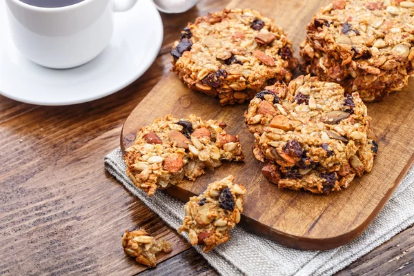 Biscoitos caseiros de aveia com sementes e passas — Fotografia de Stock