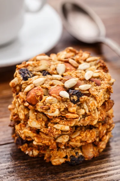 Biscoitos caseiros de aveia com sementes e passas — Fotografia de Stock