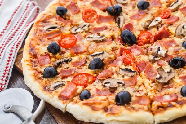 Pizza se šunkou, žampiony a olivami — Stock fotografie