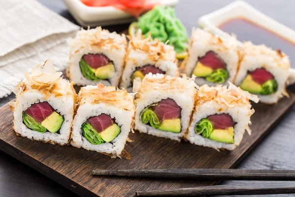 Rolo de sushi com atum — Fotografia de Stock
