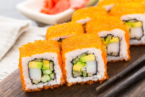 Rollo de sushi con tobico y aguacate —  Fotos de Stock