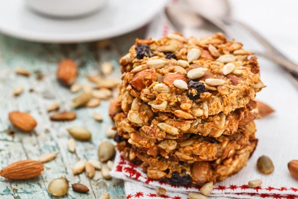 Biscoitos caseiros de aveia com sementes e passas — Fotografia de Stock