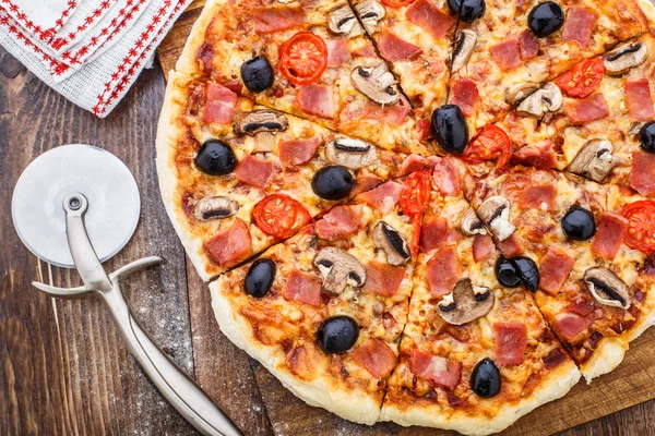 Pizza med skinka, champinjoner och Oliver — Stockfoto