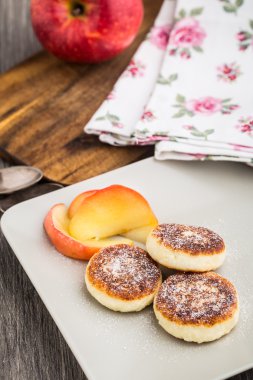 Peynirli krep fırında elma ile