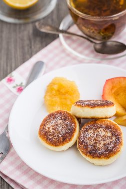Peynirli krep fırında elma ile