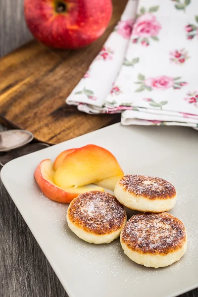 Kaas pannenkoeken met gebakken appeltjes — Stockfoto