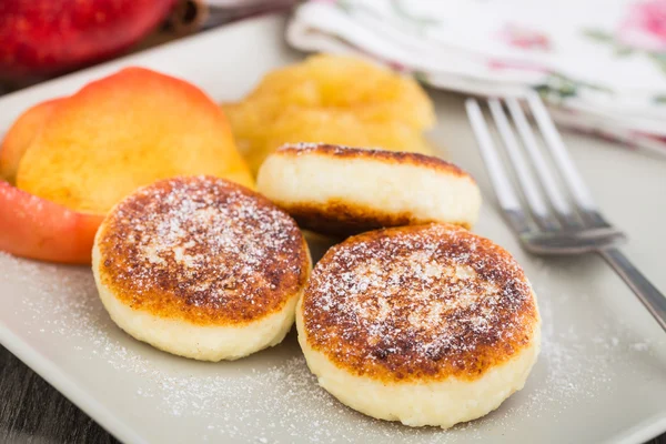 Panqueques de queso con manzanas al horno —  Fotos de Stock