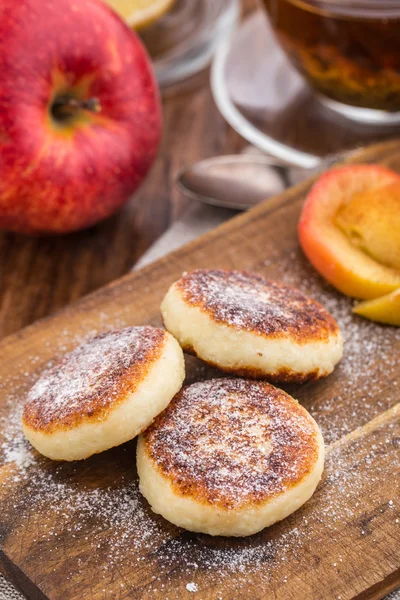 Kaas pannenkoeken met gebakken appeltjes — Stockfoto