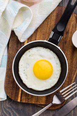 Küçük bir tavada kızarmış yumurta