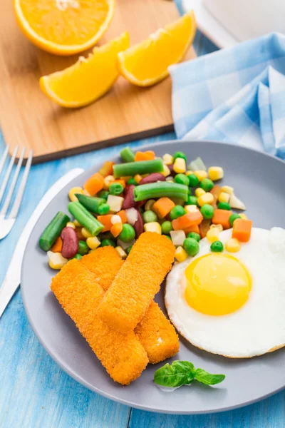 Fischstäbchen, Spiegelei und Gemüse — Stockfoto