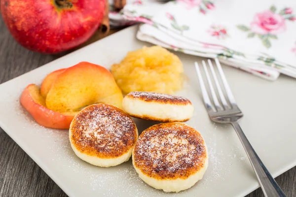 Panquecas de queijo com maçãs assadas — Fotografia de Stock