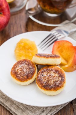Peynirli krep fırında elma ile