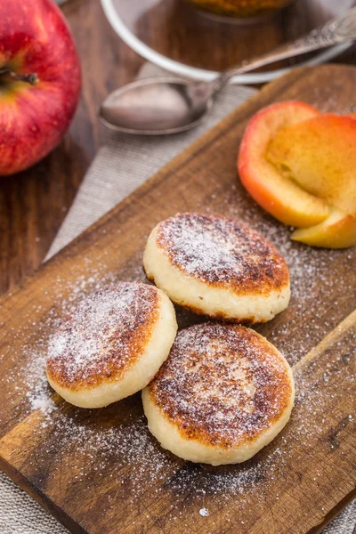 Kaas pannenkoeken met gebakken appeltjes — Stockfoto