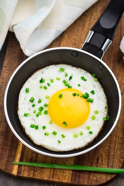 Œuf frit dans une petite poêle — Photo