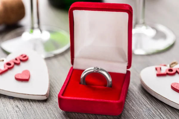 Красный ящик с кольцом — стоковое фото