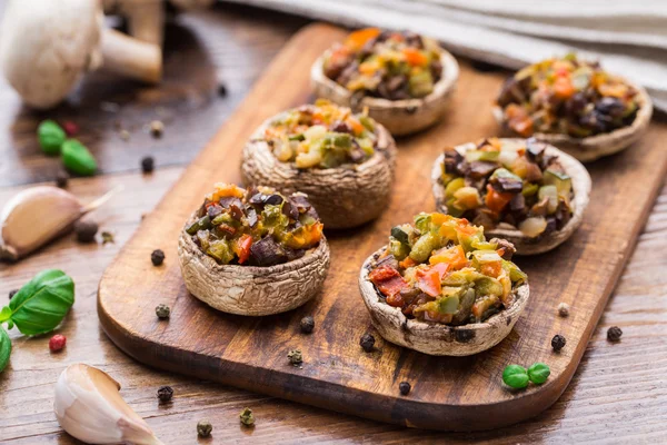 Champiñones Portobello rellenos de verduras — Foto de Stock