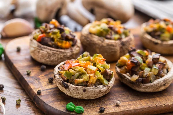 Portobello-Pilze gefüllt mit Gemüse — Stockfoto