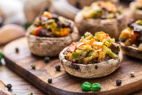 Champiñones Portobello rellenos de verduras — Foto de Stock